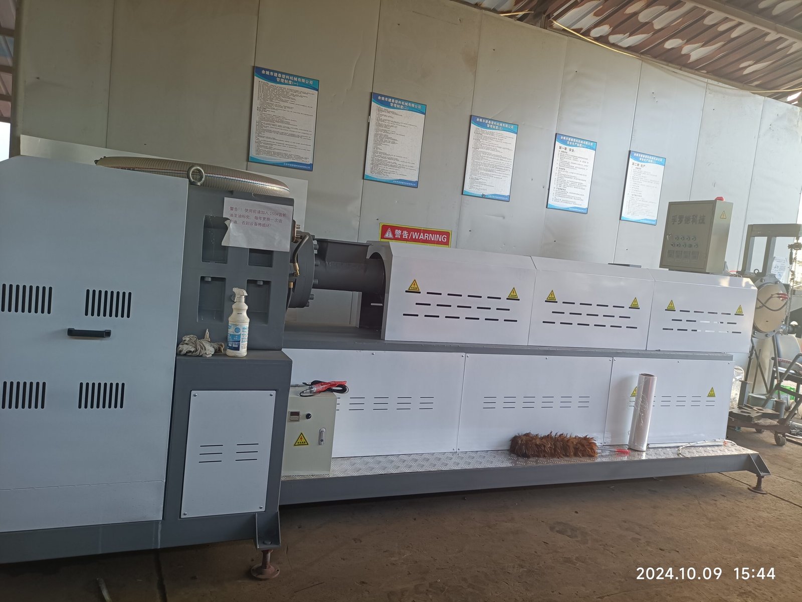 Environmentally friendly plastic recycling machinery PE/PET